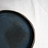 Assiette bleue nuit réalisée à la main dans l'atelier parisien d'Haeghen