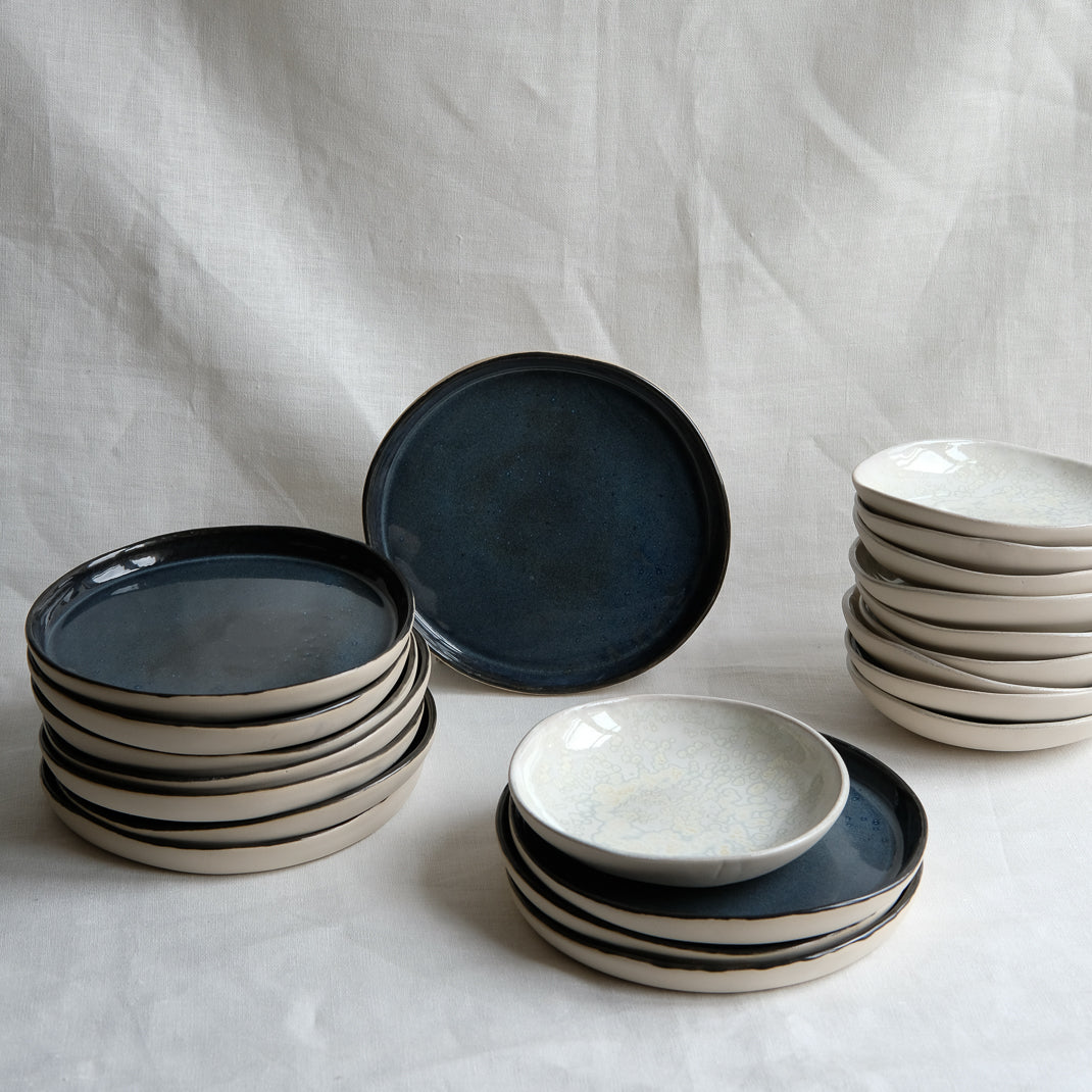 Assiette bleue nuit réalisée à la main dans l'atelier parisien d'Haeghen