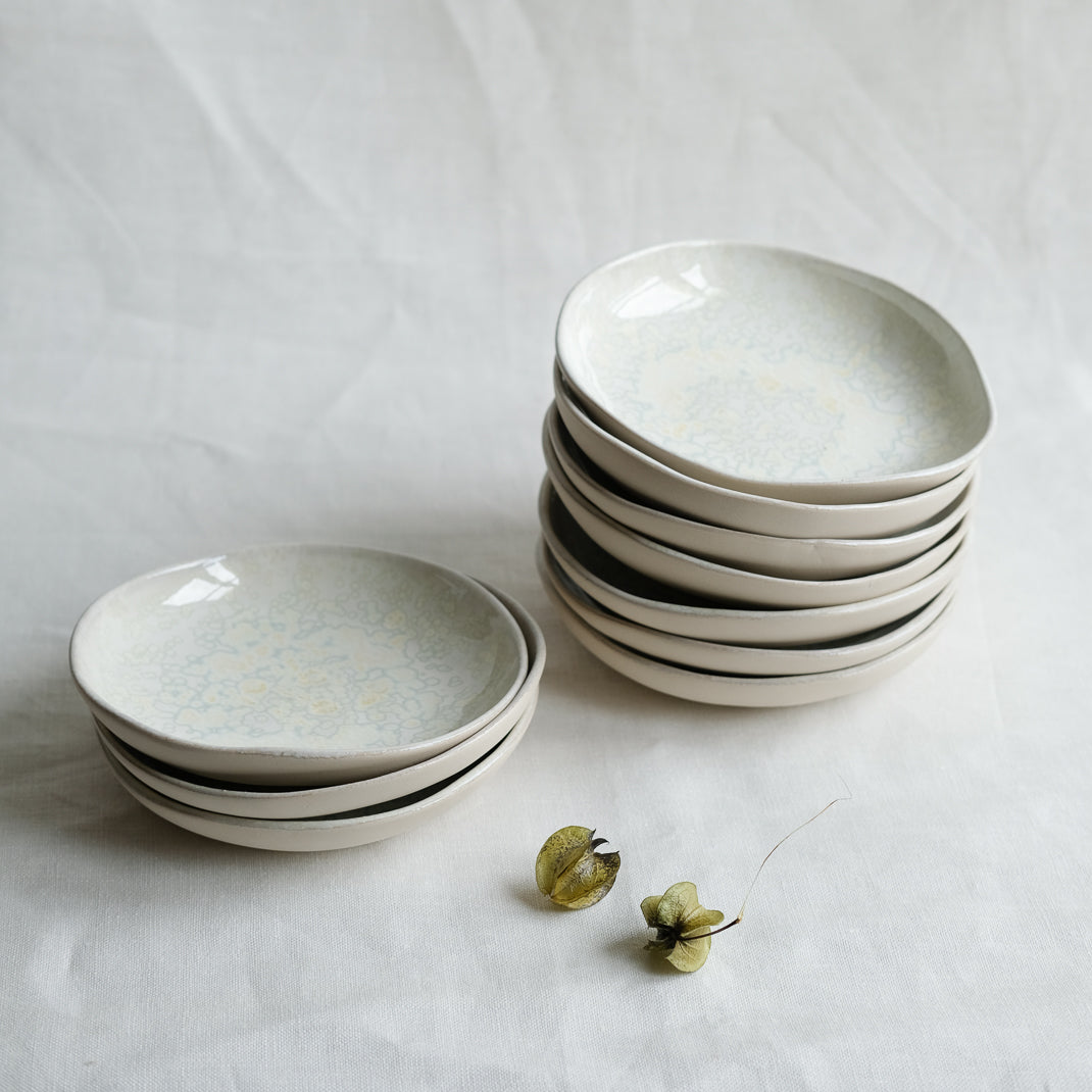 Assiette creuse nacrée réalisée par Haeghen dans son atelier parisien