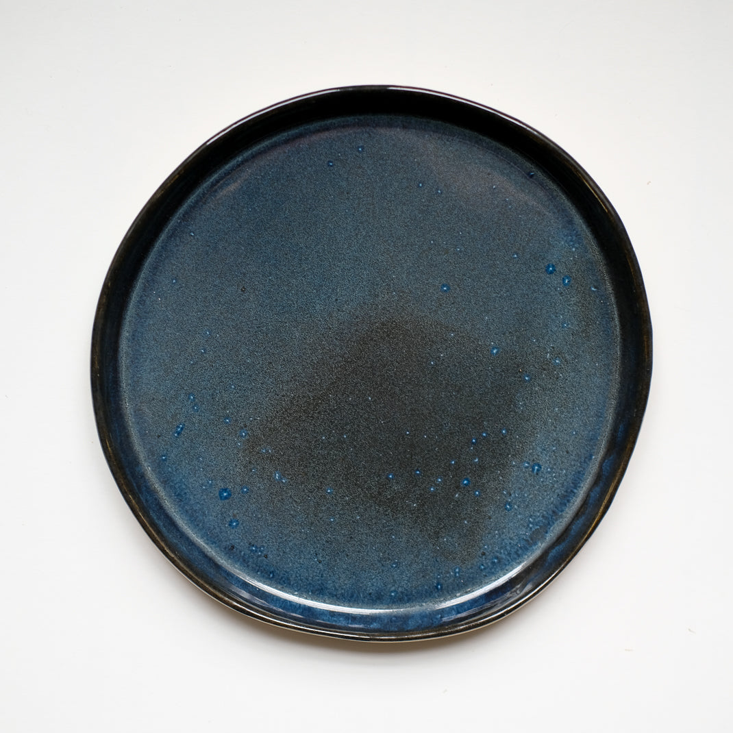 Assiette bleue nuit réalisée à la main dans l'atelier parisien d'Haeghen