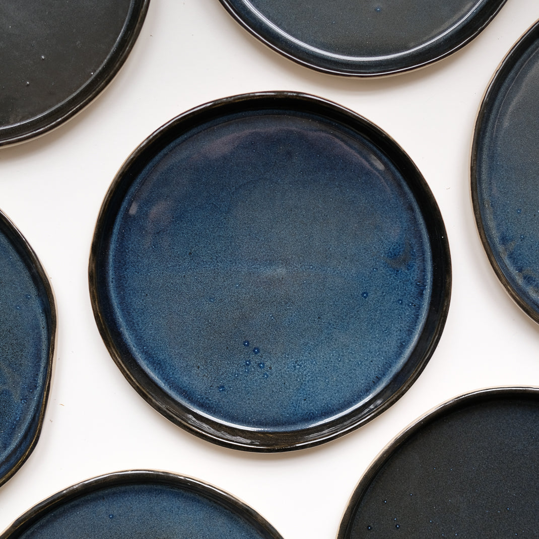 Assiette bleue nuit réalisée à la main dans l'atelier parisien d'Haeghen