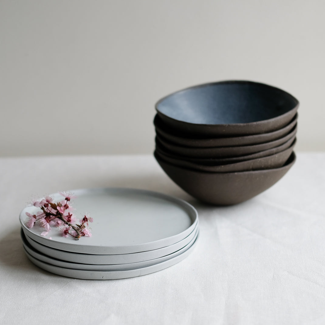 Assiette realisée à la main par la céramiste Joséphine Viot, dans son atelier partagé aux Lilas