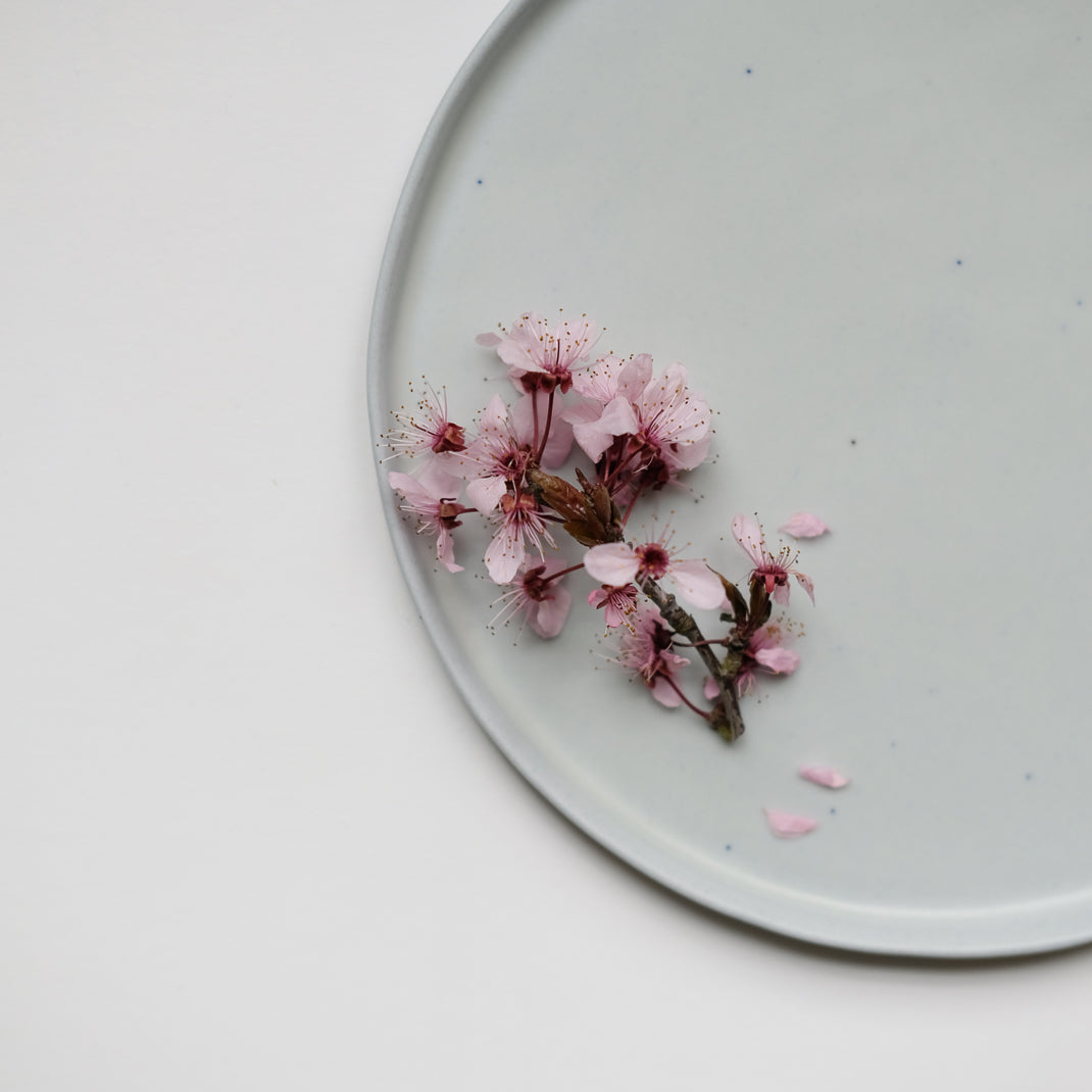Assiette realisée à la main par la céramiste Joséphine Viot, dans son atelier partagé aux Lilas