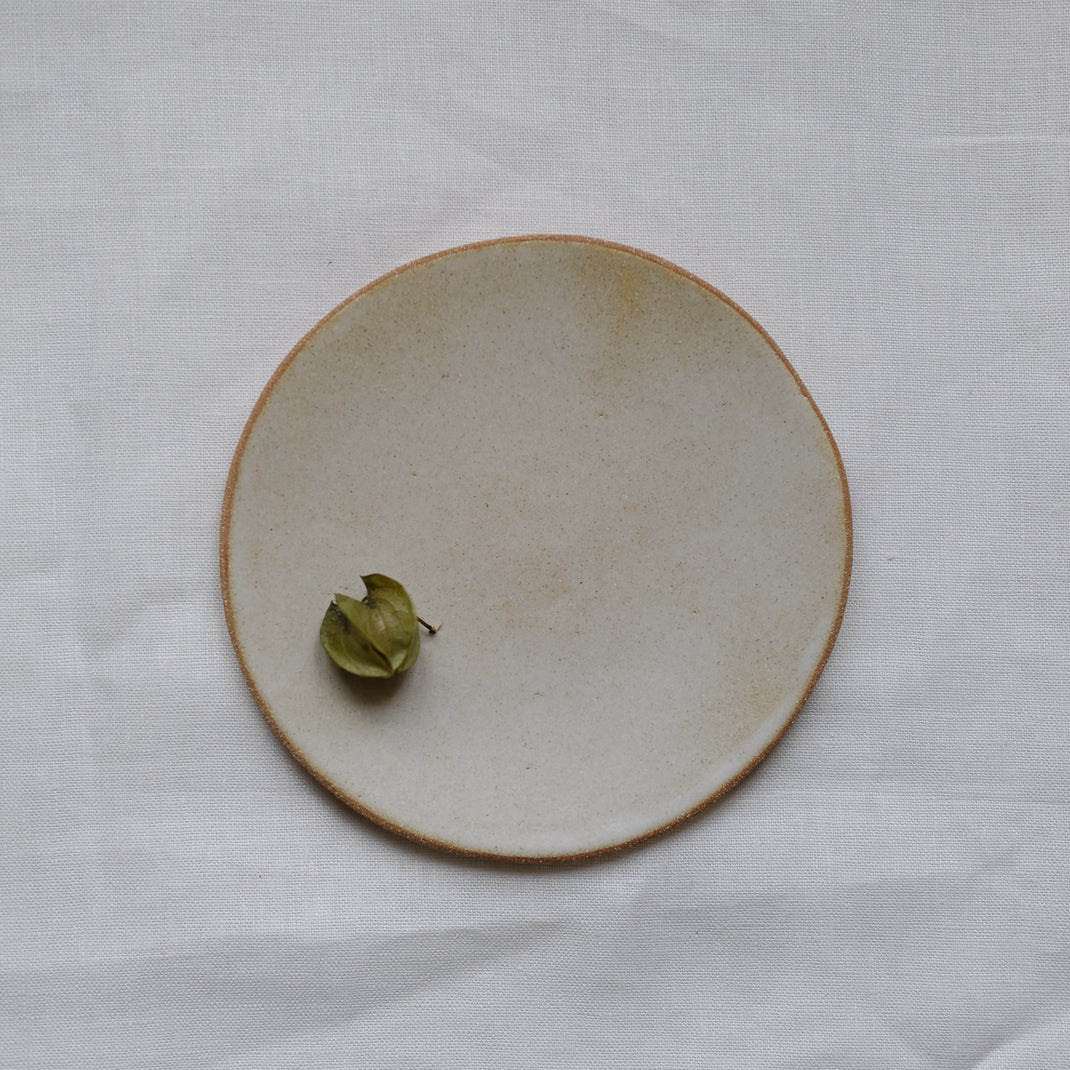 Assiette issue de la collection Sand en blanc cassé par Lisa Allegra dans son atelier de Barcelone en Espagne
