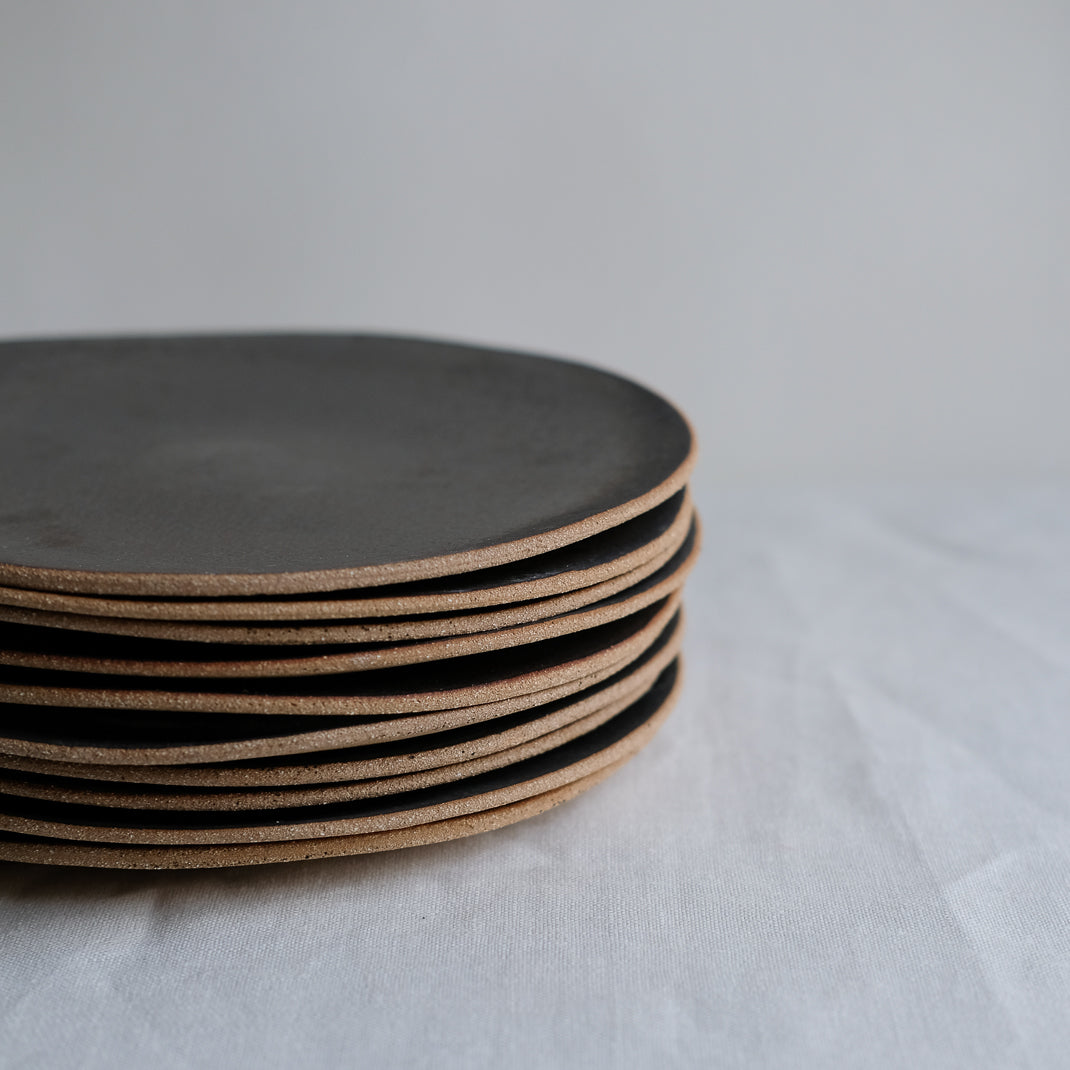 Assiette issue de la collection Sand en noir argenté par Lisa Allegra dans son atelier de Barcelone en Espagne