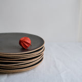 Assiette issue de la collection Sand en noir argenté par Lisa Allegra dans son atelier de Barcelone en Espagne