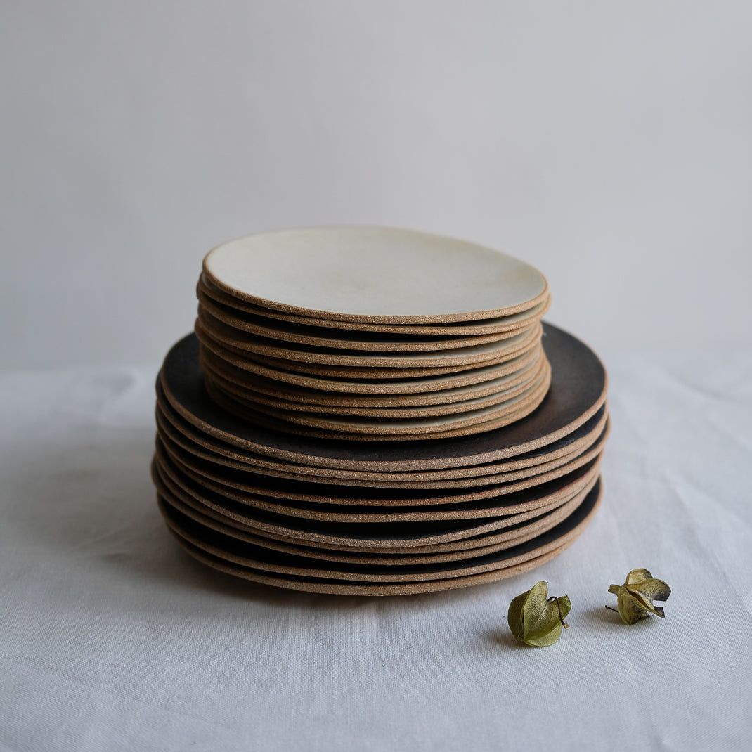 Assiette issue de la collection Sand en noir argenté par Lisa Allegra dans son atelier de Barcelone en Espagne