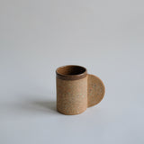 Mug issu de la collection INLAY réalisé à la main par Lisa Allegra dans son atelier de Barcelone