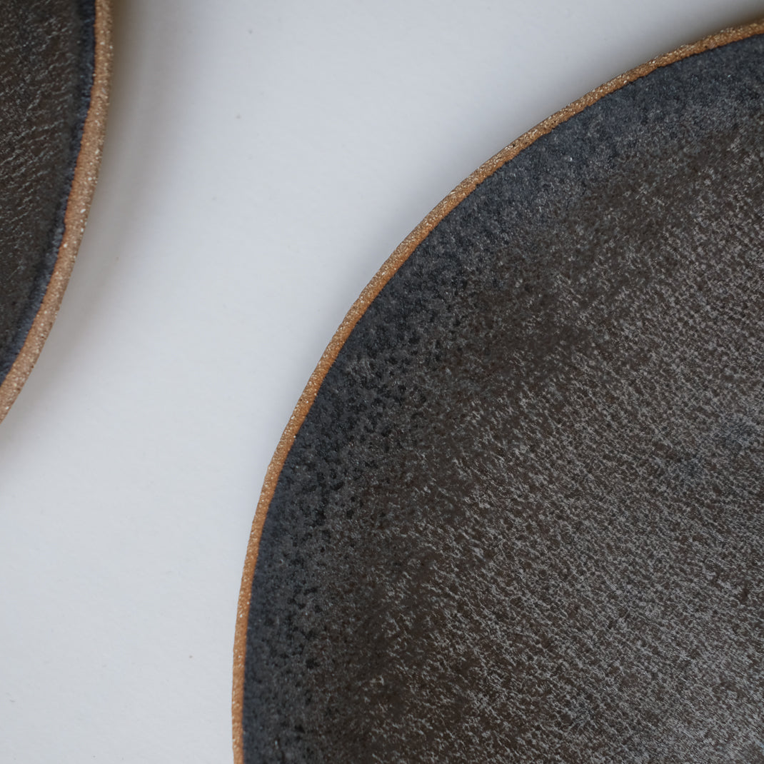 Assiette issue de la collection Sand en noir argenté par Lisa Allegra dans son atelier de Barcelone en Espagne