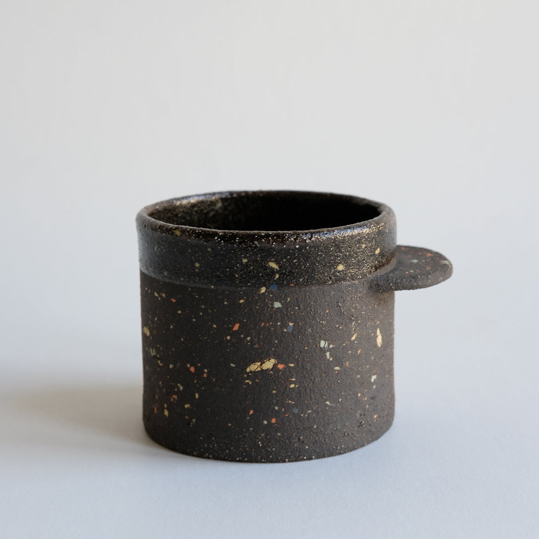 Mug issu de la collection INLAY réalisé à la main par Lisa Allegra dans son atelier de Barcelone