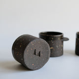 Mug issu de la collection INLAY réalisé à la main par Lisa Allegra dans son atelier de Barcelone