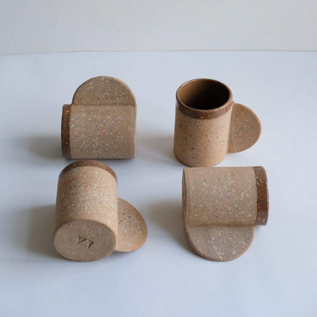 Mug issu de la collection INLAY réalisé à la main par Lisa Allegra dans son atelier de Barcelone