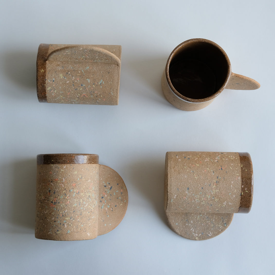 Mug issu de la collection INLAY réalisé à la main par Lisa Allegra dans son atelier de Barcelone