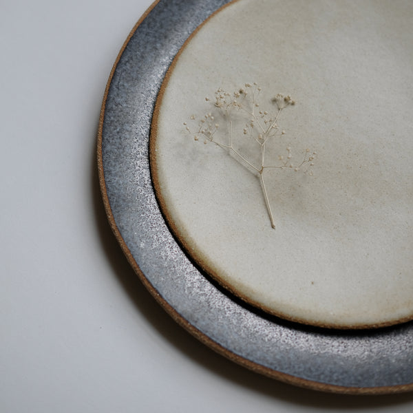 Assiette issue de la collection Sand en blanc cassé par Lisa Allegra dans son atelier de Barcelone en Espagne
