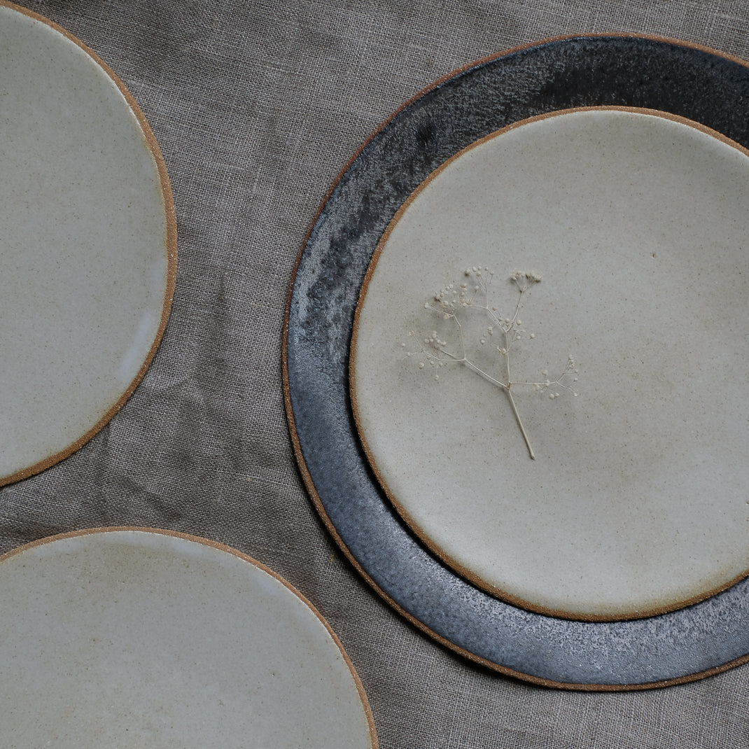 Assiette issue de la collection Sand en noir argenté par Lisa Allegra dans son atelier de Barcelone en Espagne