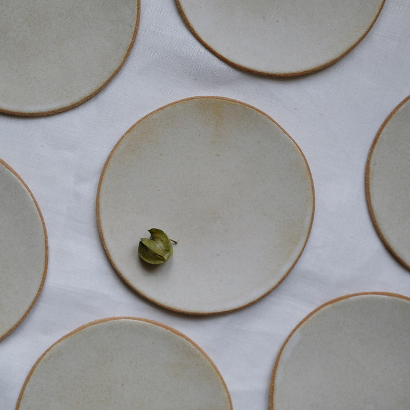 Assiette issue de la collection Sand en blanc cassé par Lisa Allegra dans son atelier de Barcelone en Espagne