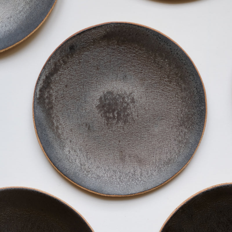 Assiette issue de la collection Sand en noir argenté par Lisa Allegra dans son atelier de Barcelone en Espagne