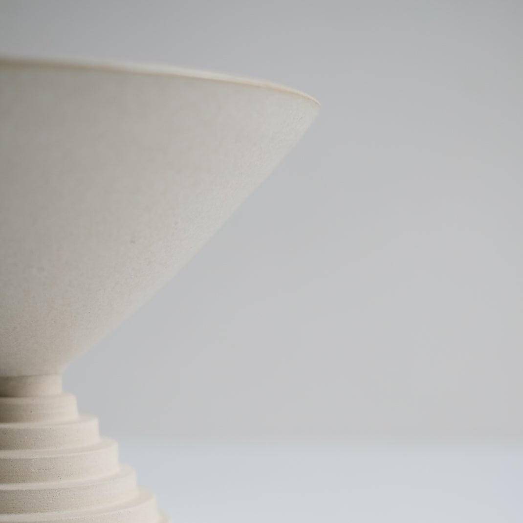 Coupe tournée à la main dans l'atelier de Lovebuch, en vente chez Brutal Ceramics
