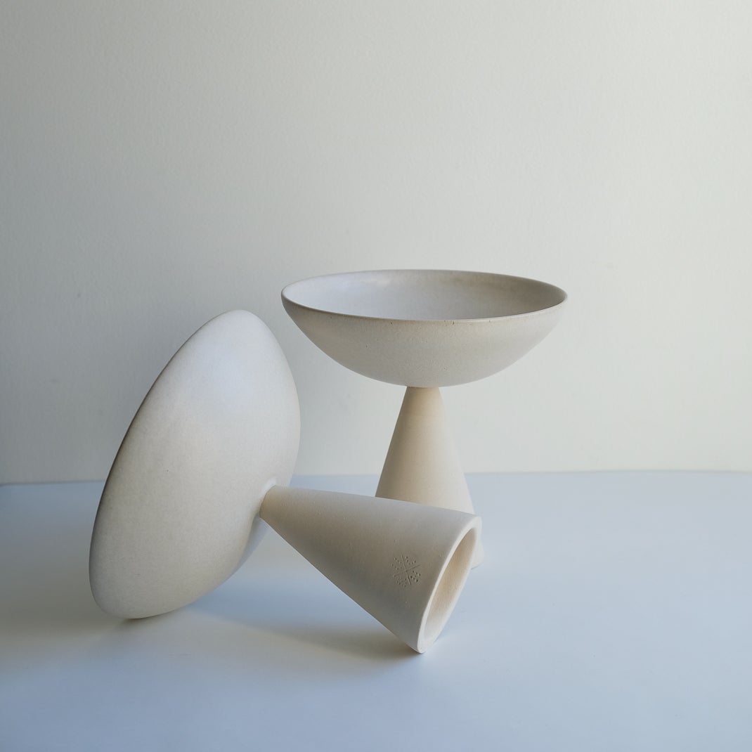 Coupe tournée à la main dans l'atelier de Lovebuch, en vente chez Brutal Ceramics
