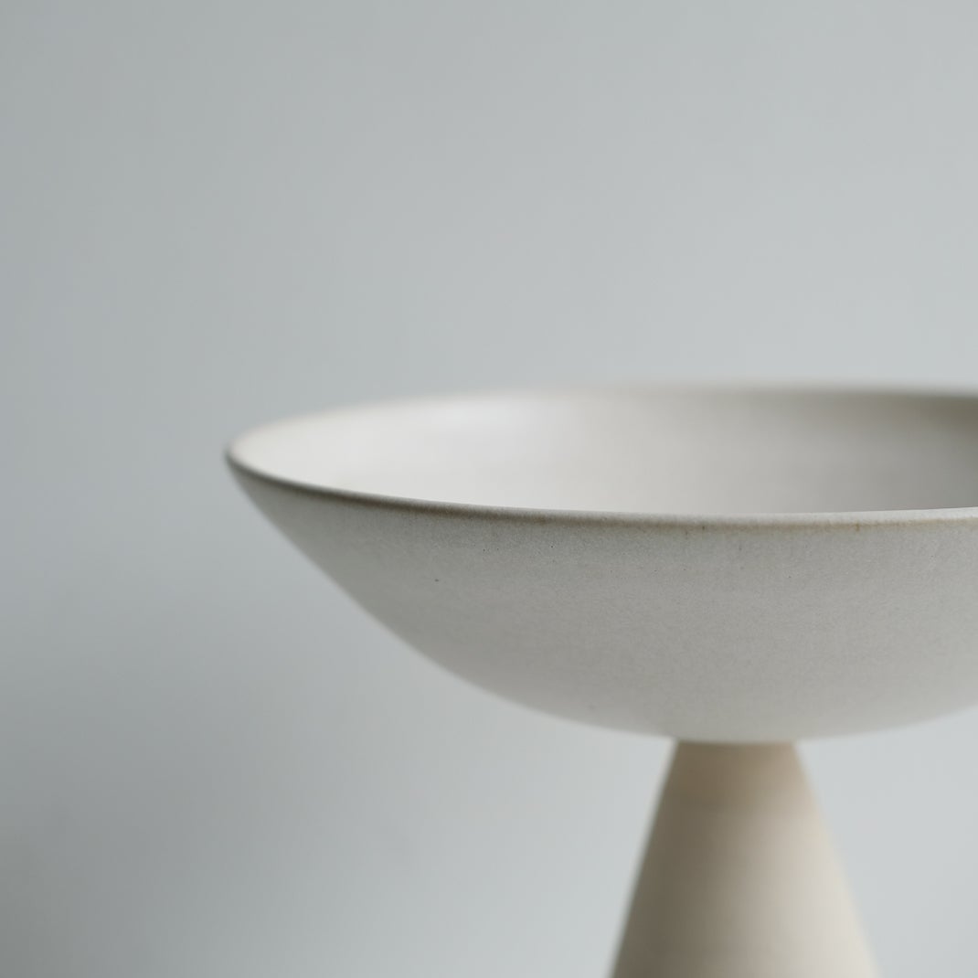 Coupe tournée à la main dans l'atelier de Lovebuch, en vente chez Brutal Ceramics