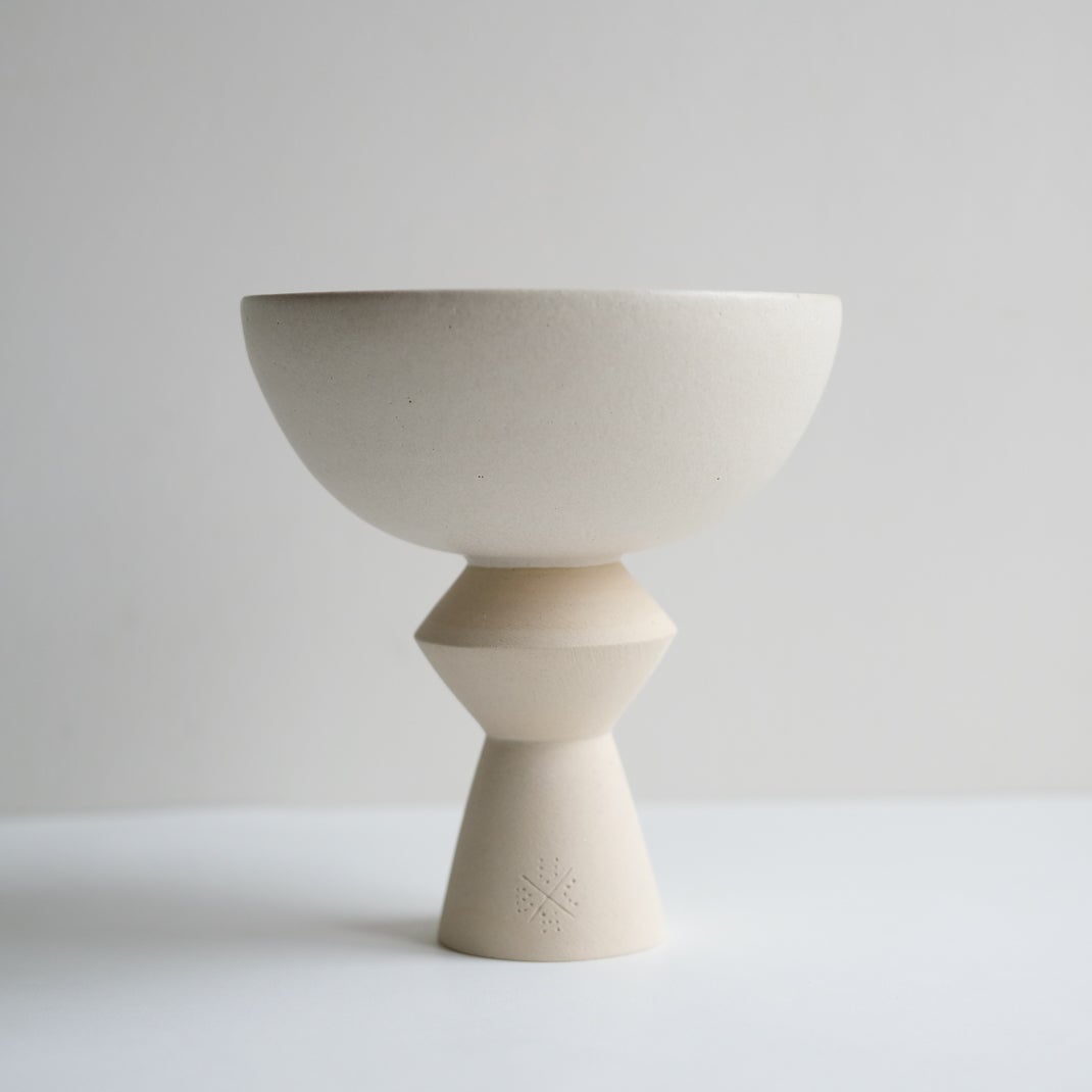 Coupe tournée à la main dans l'atelier de Lovebuch, en vente chez Brutal Ceramics