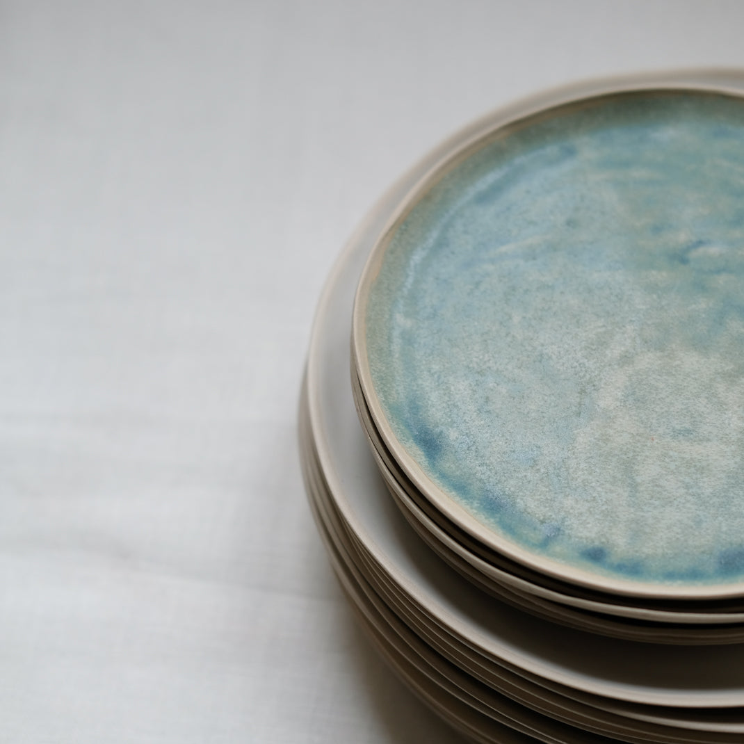 Assiette à dessert en grès réalisée à la main par la céramiste Margot Lhomme dans son atelier à Paris