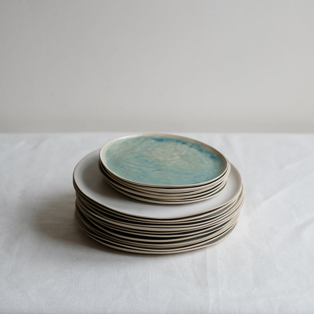 Assiette en grès blanc mat réalisée à la main par la céramiste Margot Lhomme dans son atelier à Paris