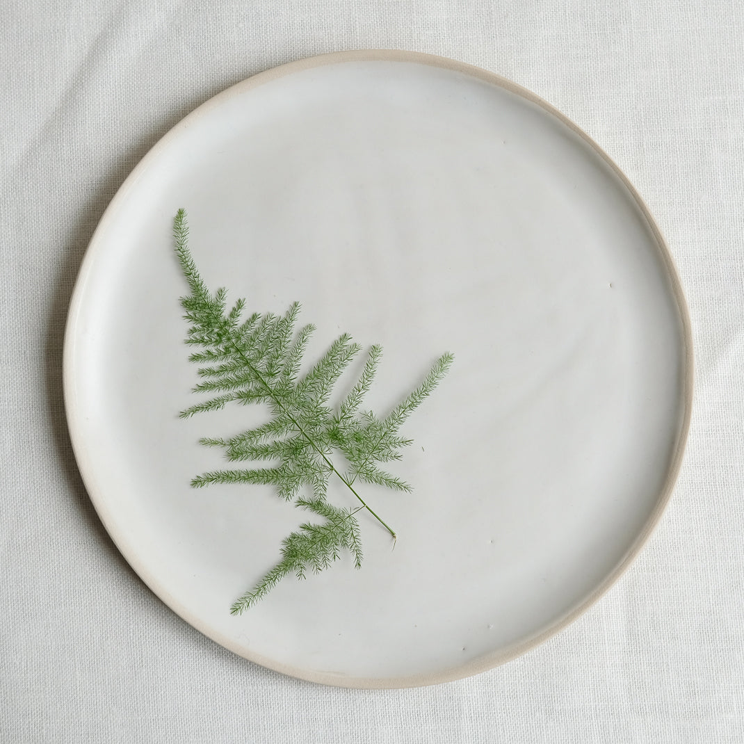 Assiette en grès blanc mat réalisée à la main par la céramiste Margot Lhomme dans son atelier à Paris