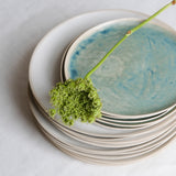 Assiette en grès blanc mat réalisée à la main par la céramiste Margot Lhomme dans son atelier à Paris