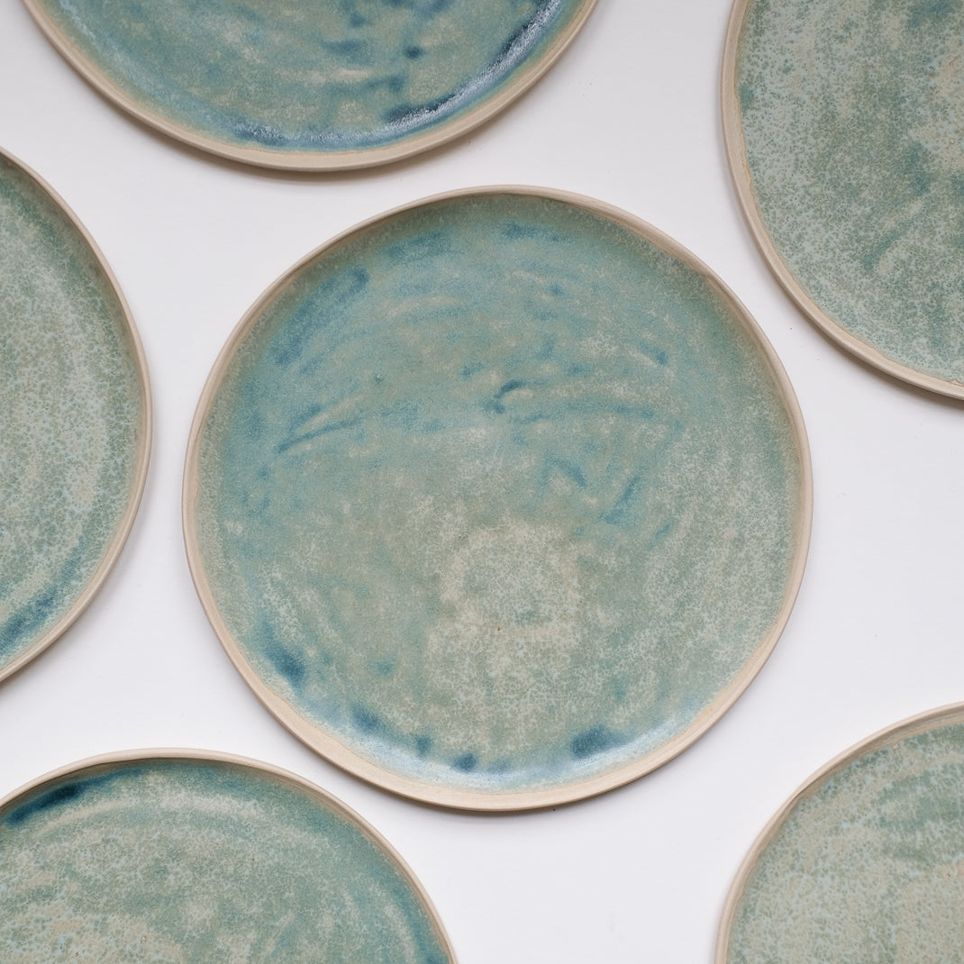 Assiette à dessert en grès réalisée à la main par la céramiste Margot Lhomme dans son atelier à Paris