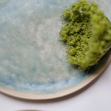Assiette à dessert en grès réalisée à la main par la céramiste Margot Lhomme dans son atelier à Paris