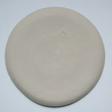 Assiette en grès blanc mat réalisée à la main par la céramiste Margot Lhomme dans son atelier à Paris