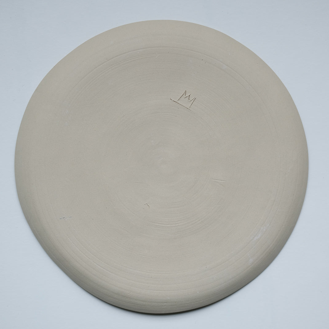 Assiette à dessert en grès réalisée à la main par la céramiste Margot Lhomme dans son atelier à Paris