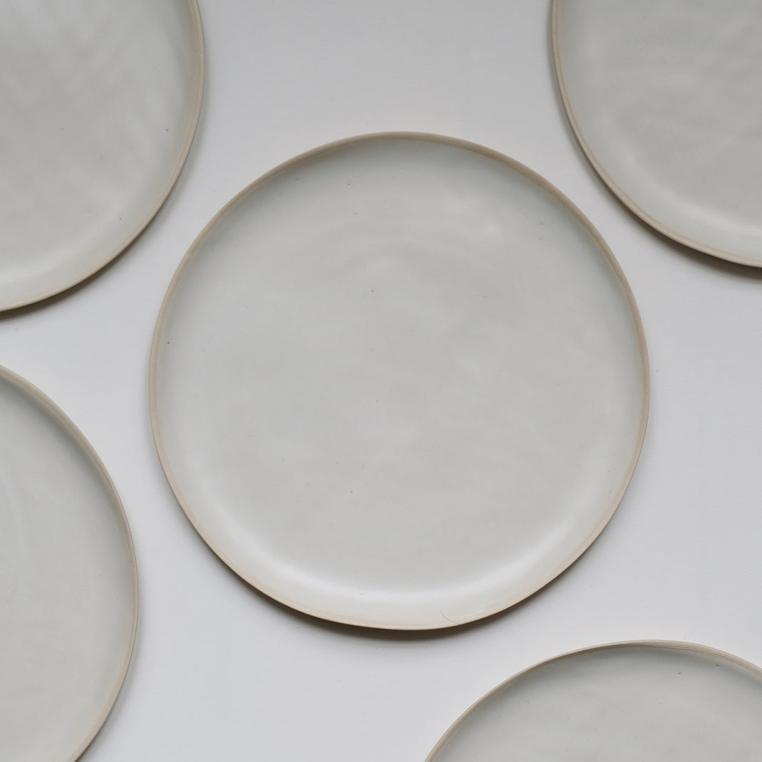 Assiette en grès blanc mat réalisée à la main par la céramiste Margot Lhomme dans son atelier à Paris