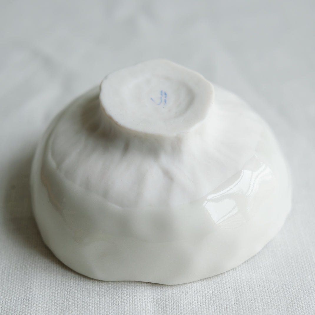 Bol pincé en porcelaine réalisé par la céramiste Judith Lasry