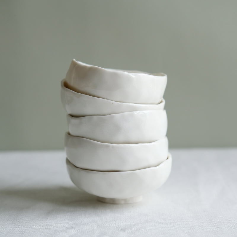 Bol pincé en porcelaine réalisé par la céramiste Judith Lasry