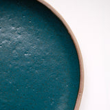 Assiette en grès roux vert bleu réalisé par la céramiste Judith Lasry