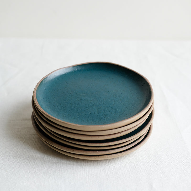 Assiette en grès roux vert bleu réalisé par la céramiste Judith Lasry