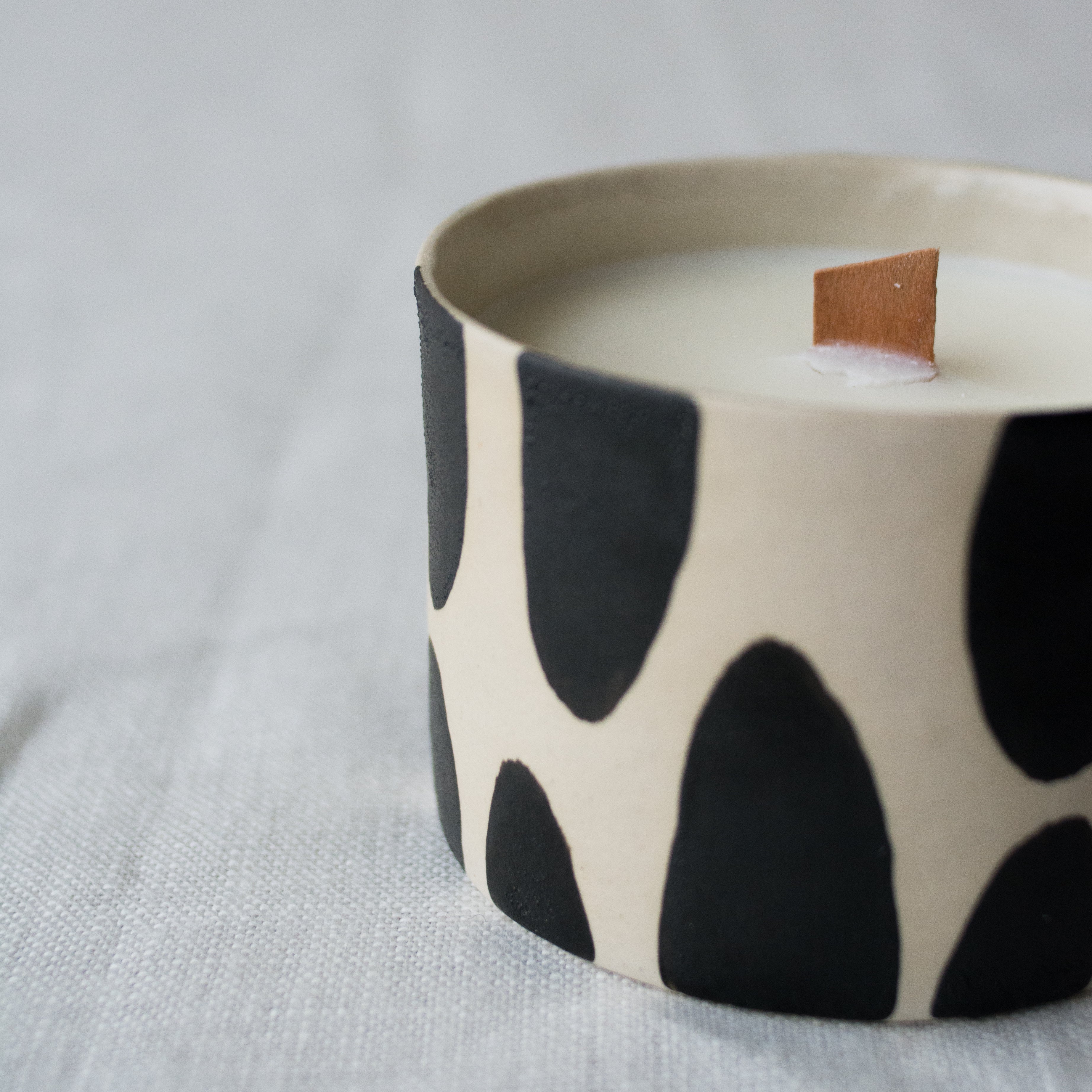 Bougie Bô tâches noires fait main par Camille, designer d'objet à Rennes