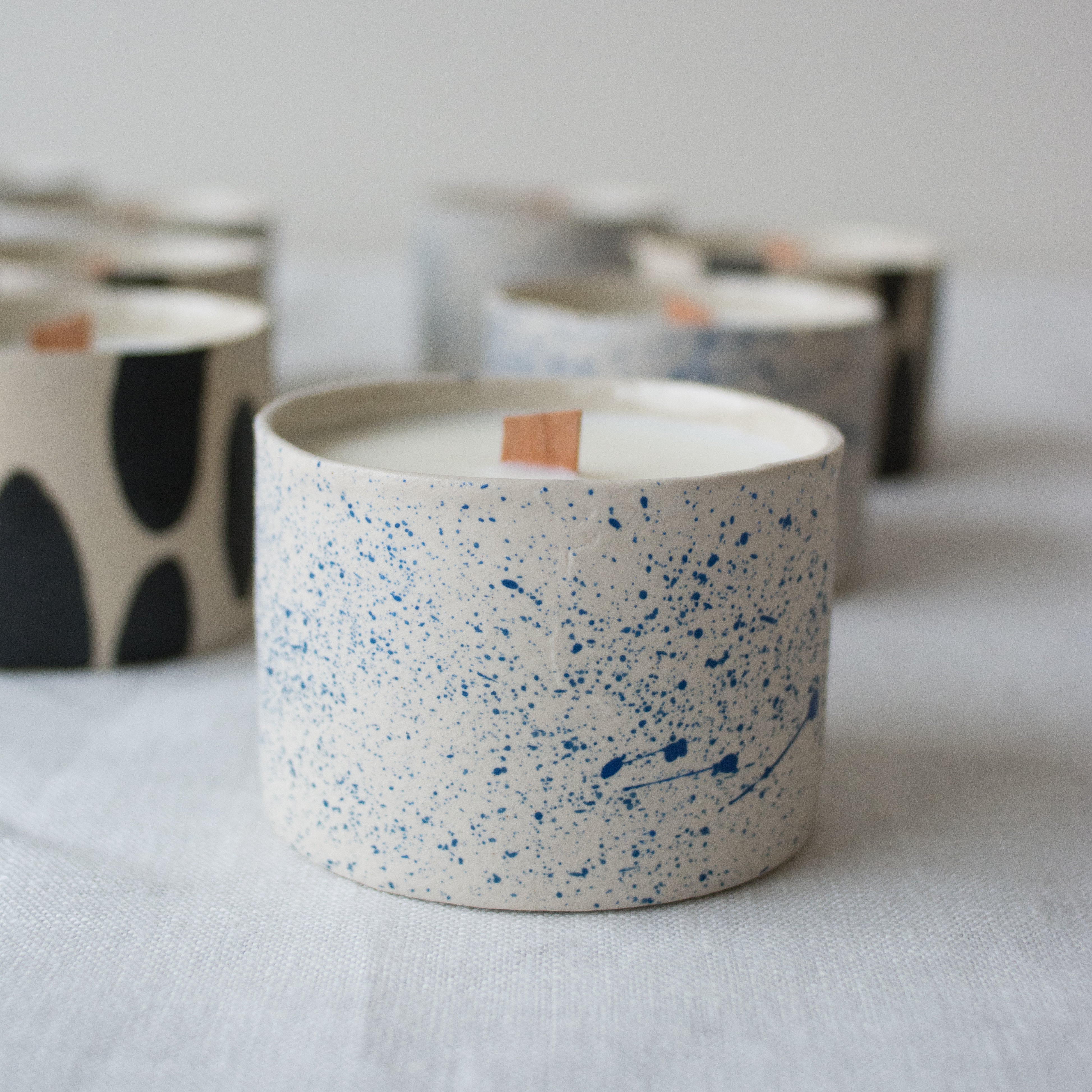 Bougie Bô mouchetée bleue fait main par Camille, designer d'objet à Rennes