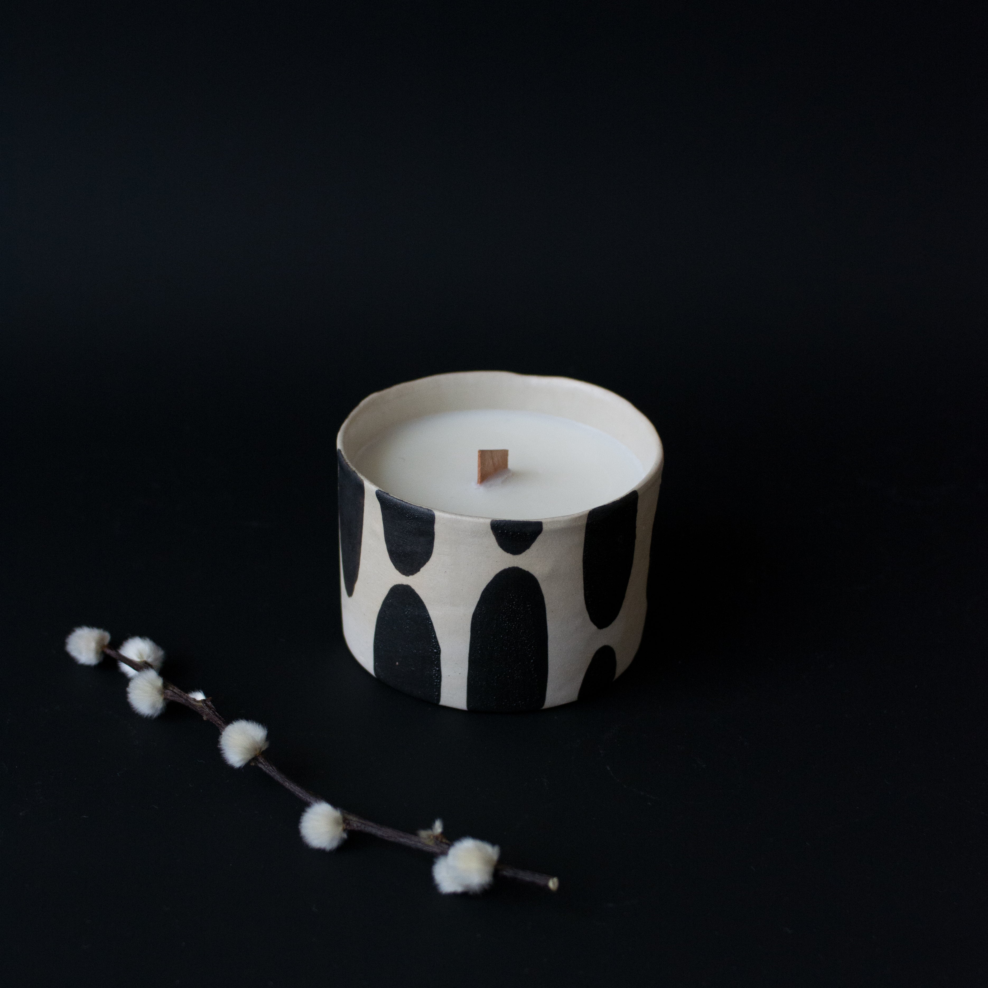 Bougie Bô tâches noires fait main par Camille, designer d'objet à Rennes
