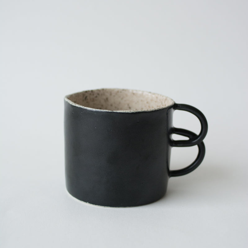 La tasse Loop noire de Camille Esnée, céramiste designer, en collaboration avec Brutal Ceramics