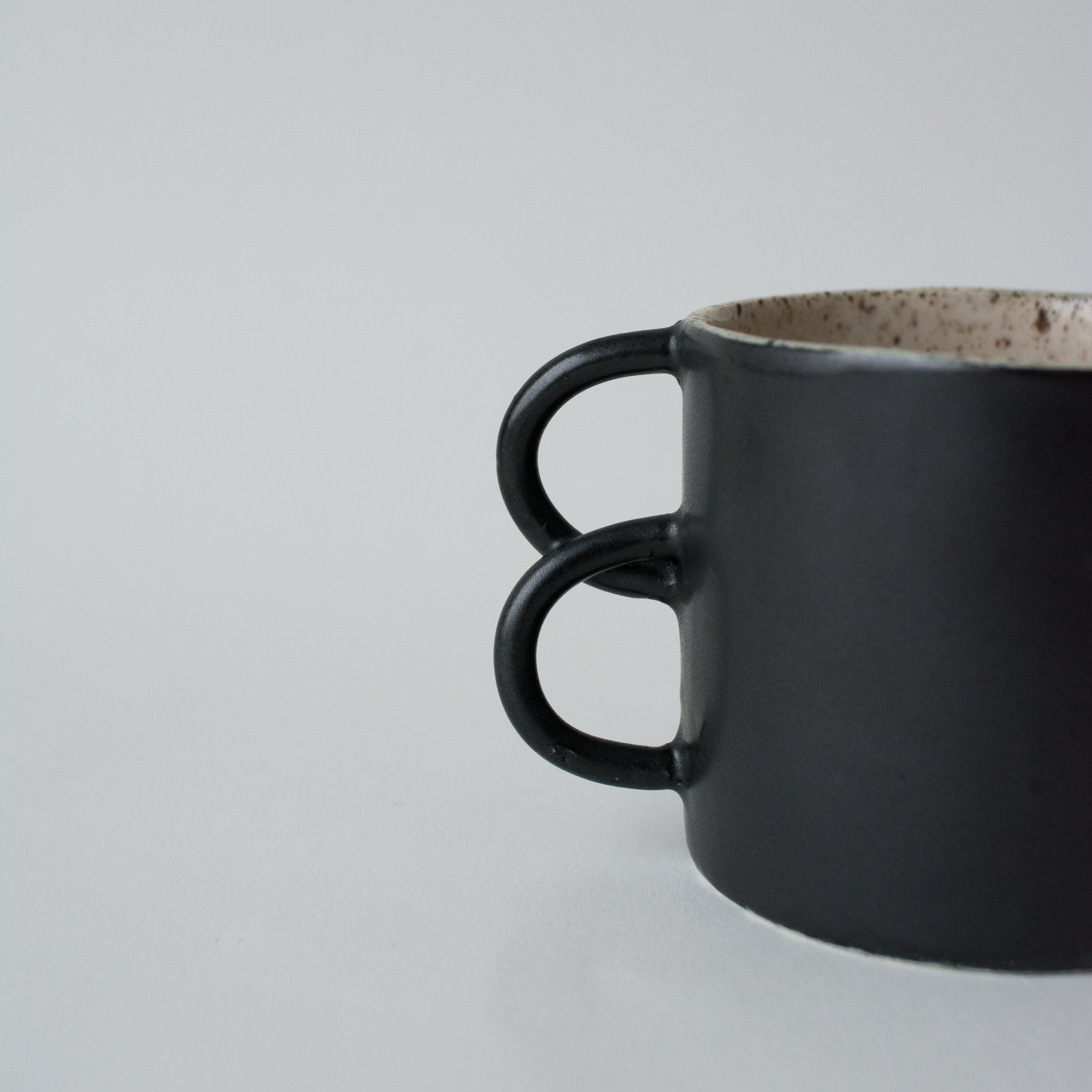 La tasse Loop noire de Camille Esnée, céramiste designer, en collaboration avec Brutal Ceramics