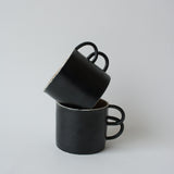 La tasse Loop noire de Camille Esnée, céramiste designer, en collaboration avec Brutal Ceramics
