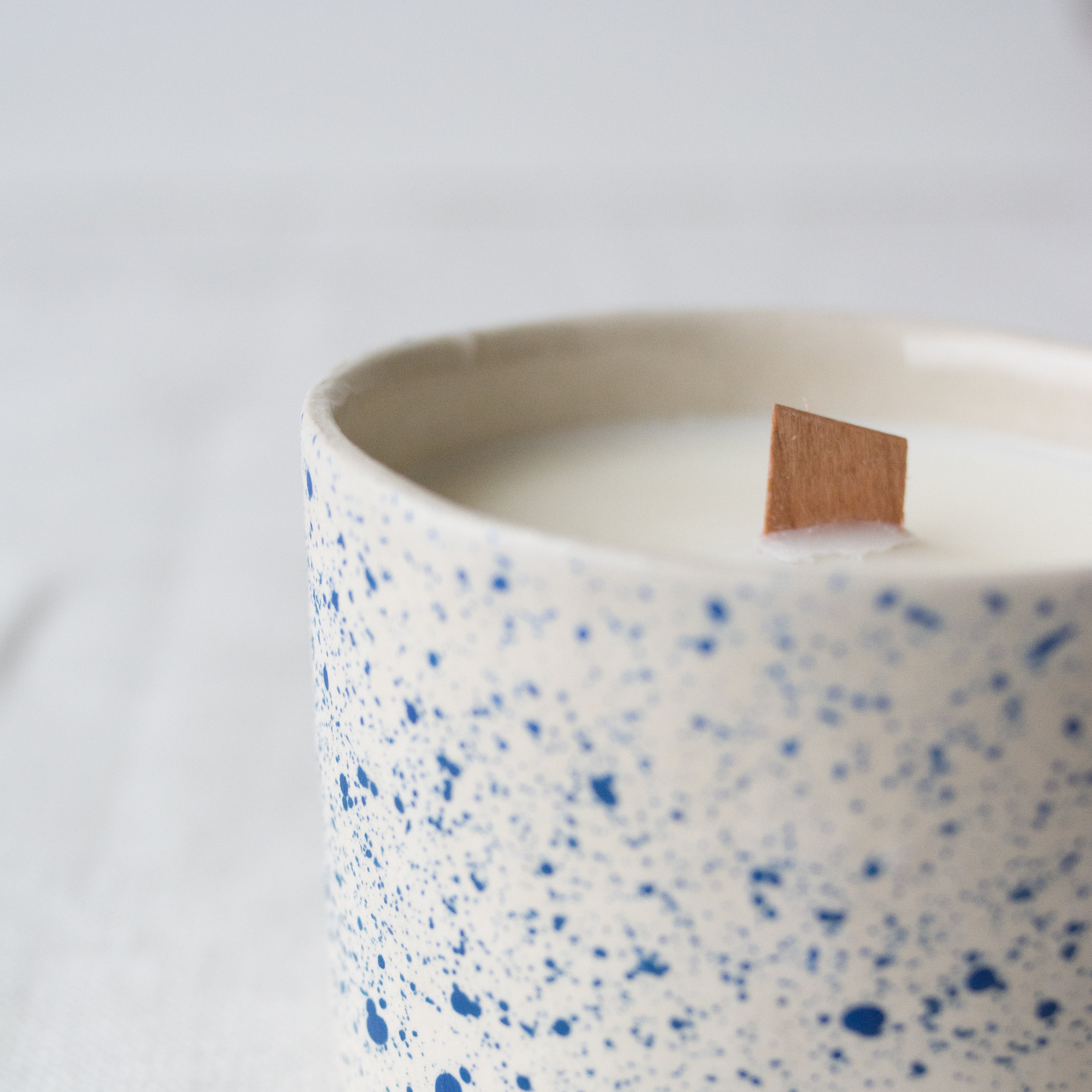 Bougie Bô mouchetée bleue fait main par Camille, designer d'objet à Rennes
