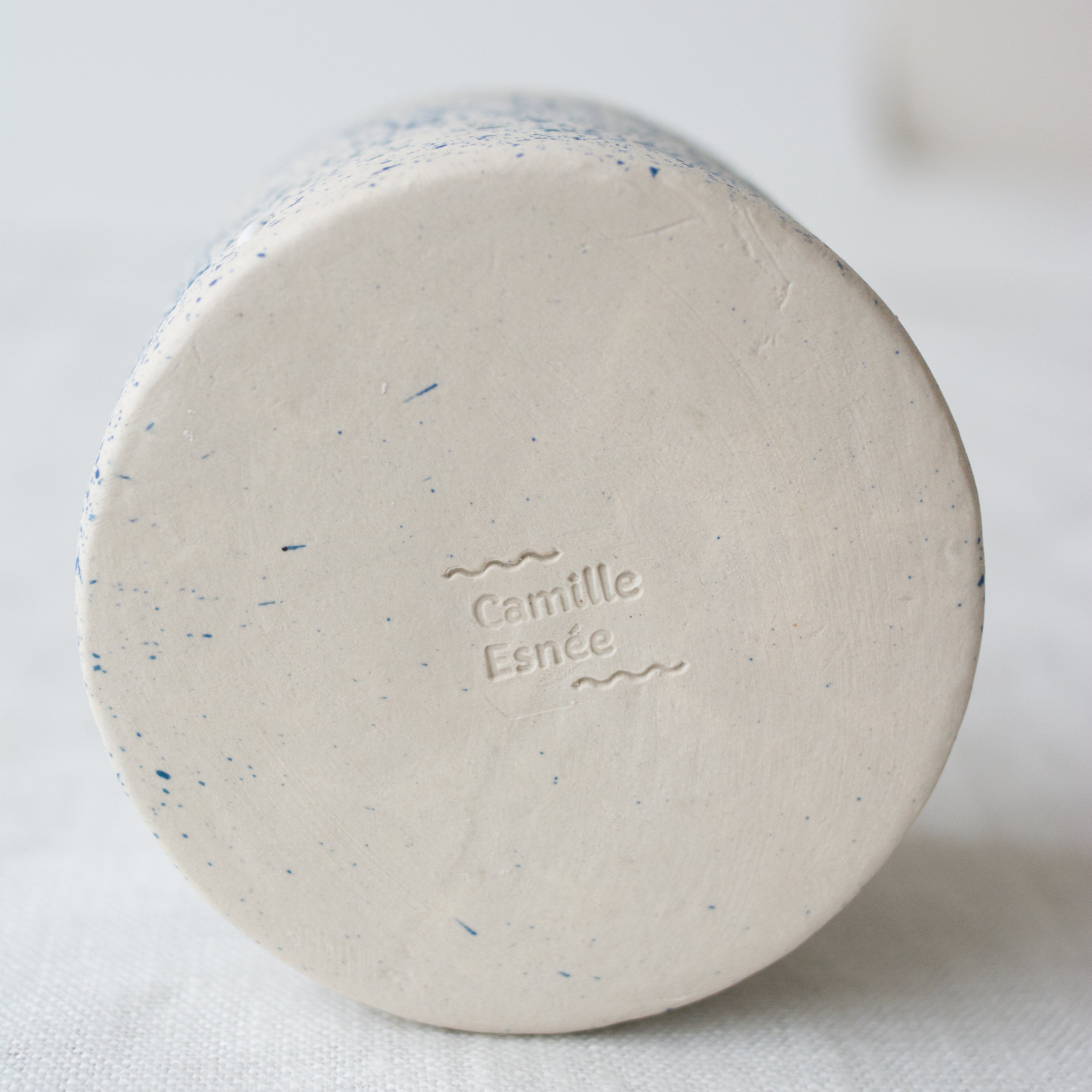 Bougie Bô mouchetée bleue fait main par Camille, designer d'objet à Rennes