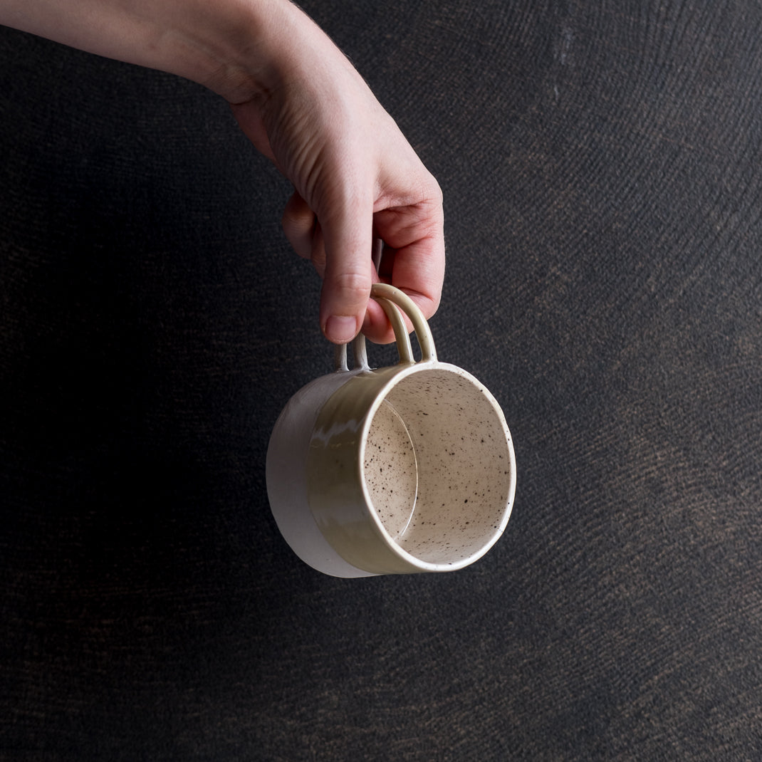 La tasse Loop de Camille Esnée, céramiste designer, en collaboration avec Brutal Ceramics