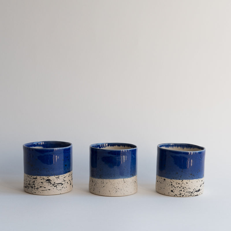 Pot bô moucheté bleu de Camille Esnée, céramiste designer, chez Brutal Ceramics