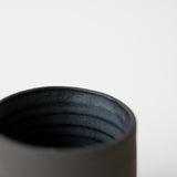 Tasse à café Kandinsky faite à la main par Clarina Ceramics, céramiste à Paris