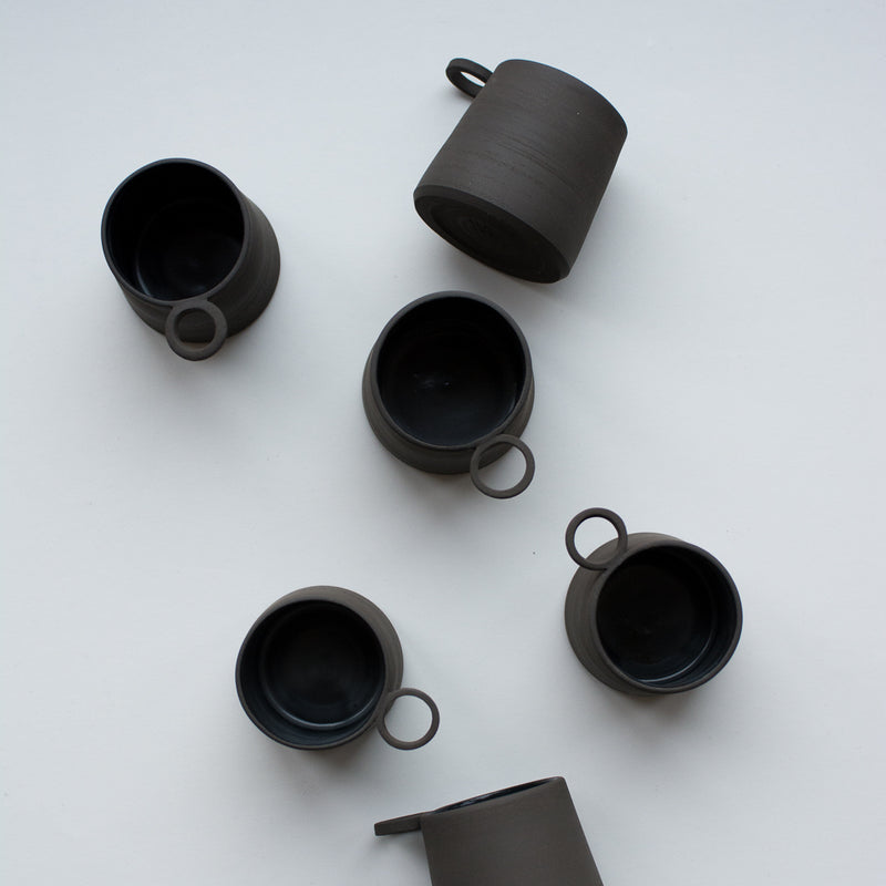 Tasse à café Kandinsky faite à la main par Clarina Ceramics, céramiste à Paris